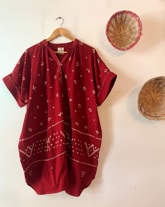 बंधनी लाल रबारी डॉट्स काफ्तान ड्रेस
