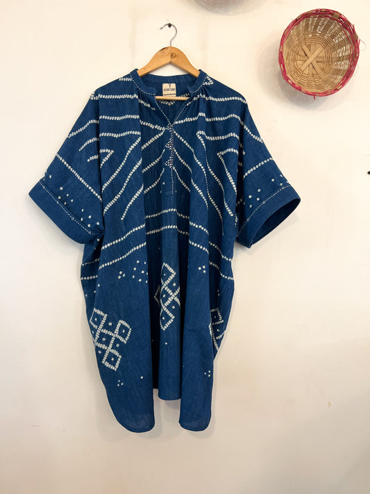 बंधनी टैटू इंडिगो कफ्तान ड्रेस